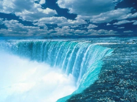 another breathtaking shot.  You can almost feel the cool mist ...